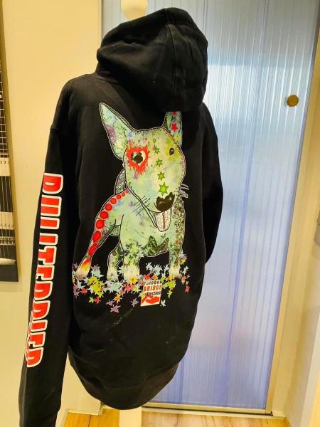 Schwarzer Hoodie auf einer Schaufensterpuppe mit dem Aufdruck eines Bullterriers. Auf dem Ärmel ist der Schriftzug Bullterrier zu sehen.